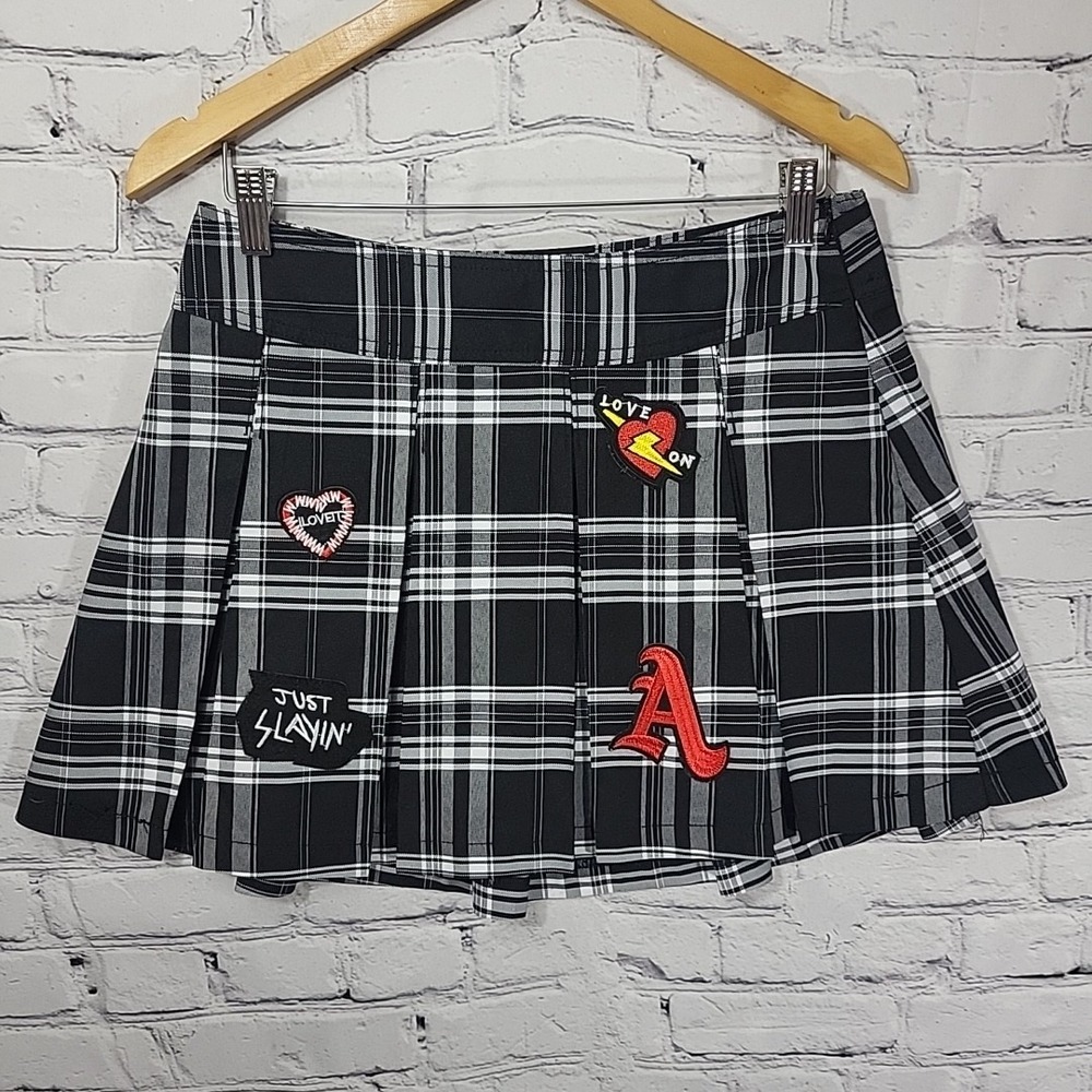 NO BOUNDARIES Skirt Plaid Schoolgirl Rock‎ Punk Patches Academia Goth Sz M (7-9)